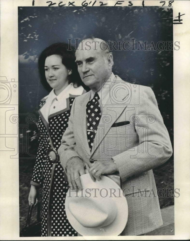 1975 Press Photo Alfred F.  Chittenden and his wife Elsie Exit Federal Court- Historic Images