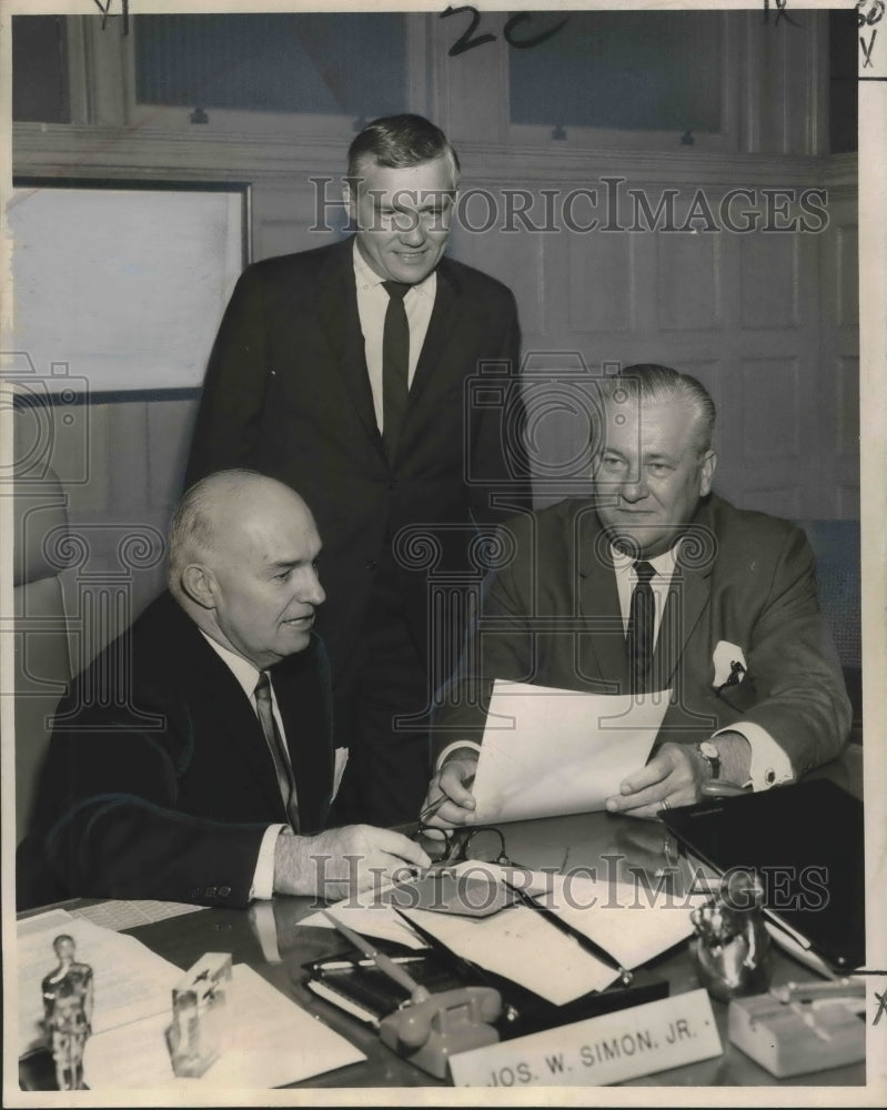 1965 Press Photo Chamber of Commerce of the New Orleans officers view report
