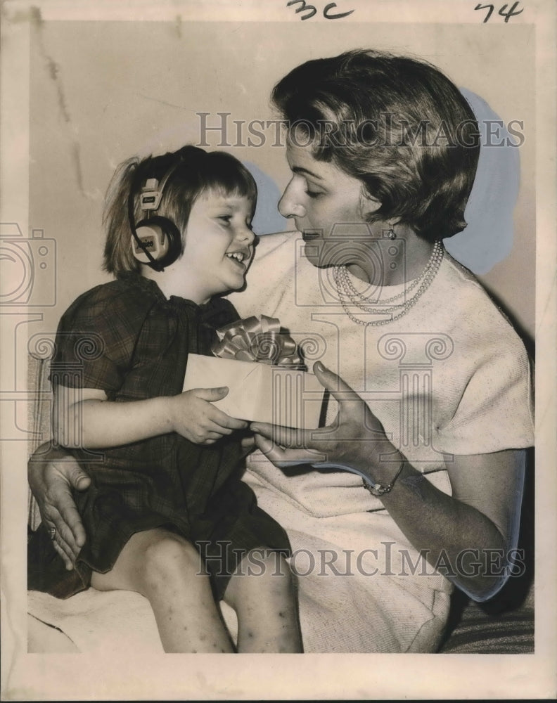  Press Photo Pam learns how to hear at the Chinchuba Institute for the Deaf- Historic Images