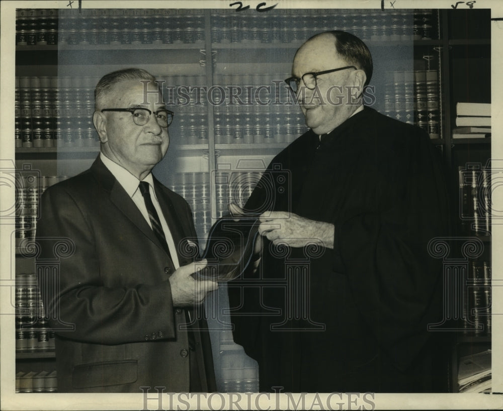 1968 Press Photo Victor S. Cieutat gets plaque from Judge Clarence Dowling