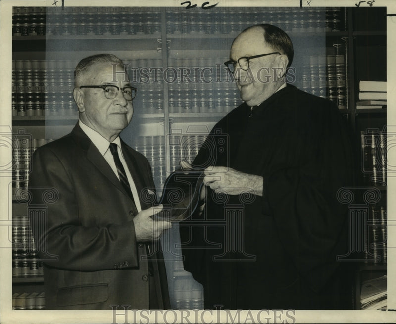 Load image into Gallery viewer, 1968 Press Photo Victor S. Cieutat gets plaque from Judge Clarence Dowling
