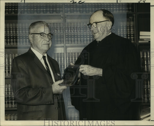 1968 Press Photo Victor S. Cieutat gets plaque from Judge Clarence Dowling