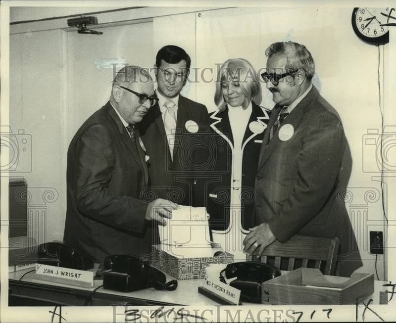 Load image into Gallery viewer, 1971 Press Photo C.C. Clifton confers with United Fund campaign executives
