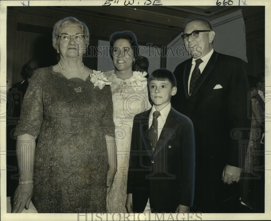 1971 Press Photo The Cliftons pause to watch the dancing at the gala they hosted