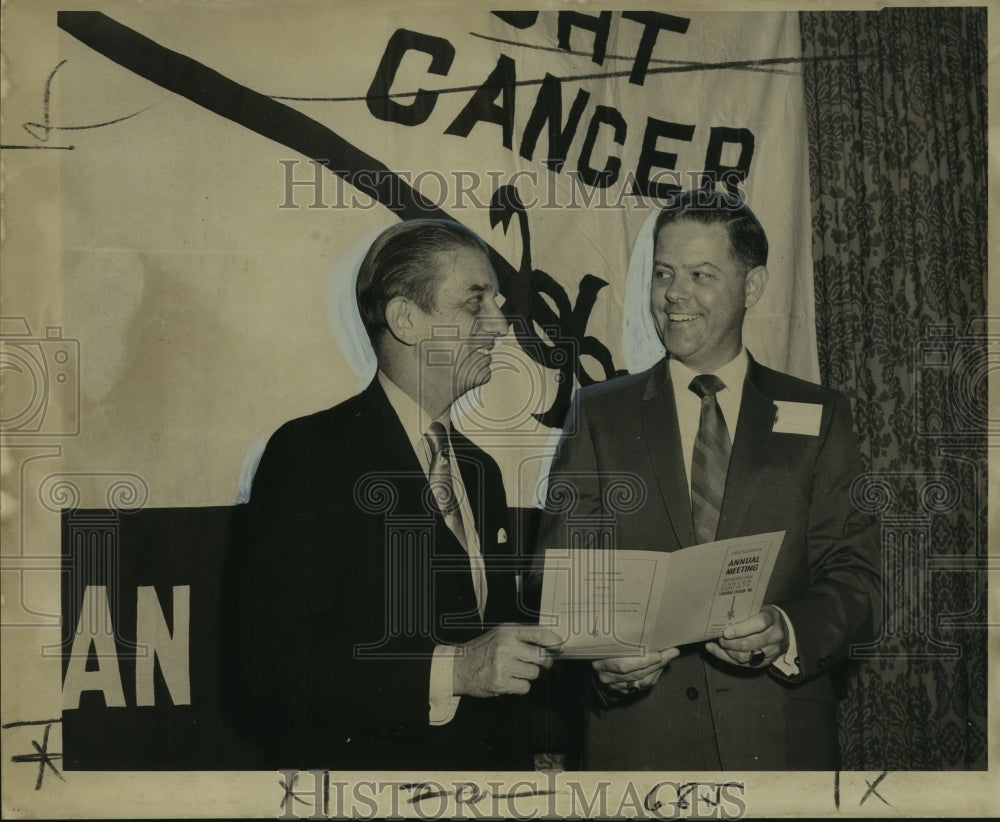 1969 Press Photo Louis Davis of ACS Inc. discusses with Dr. Robert Clifton