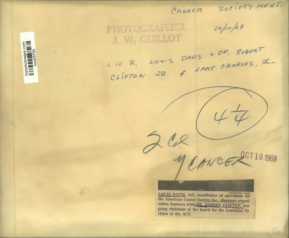 1969 Press Photo Louis Davis of ACS Inc. discusses with Dr. Robert Clifton