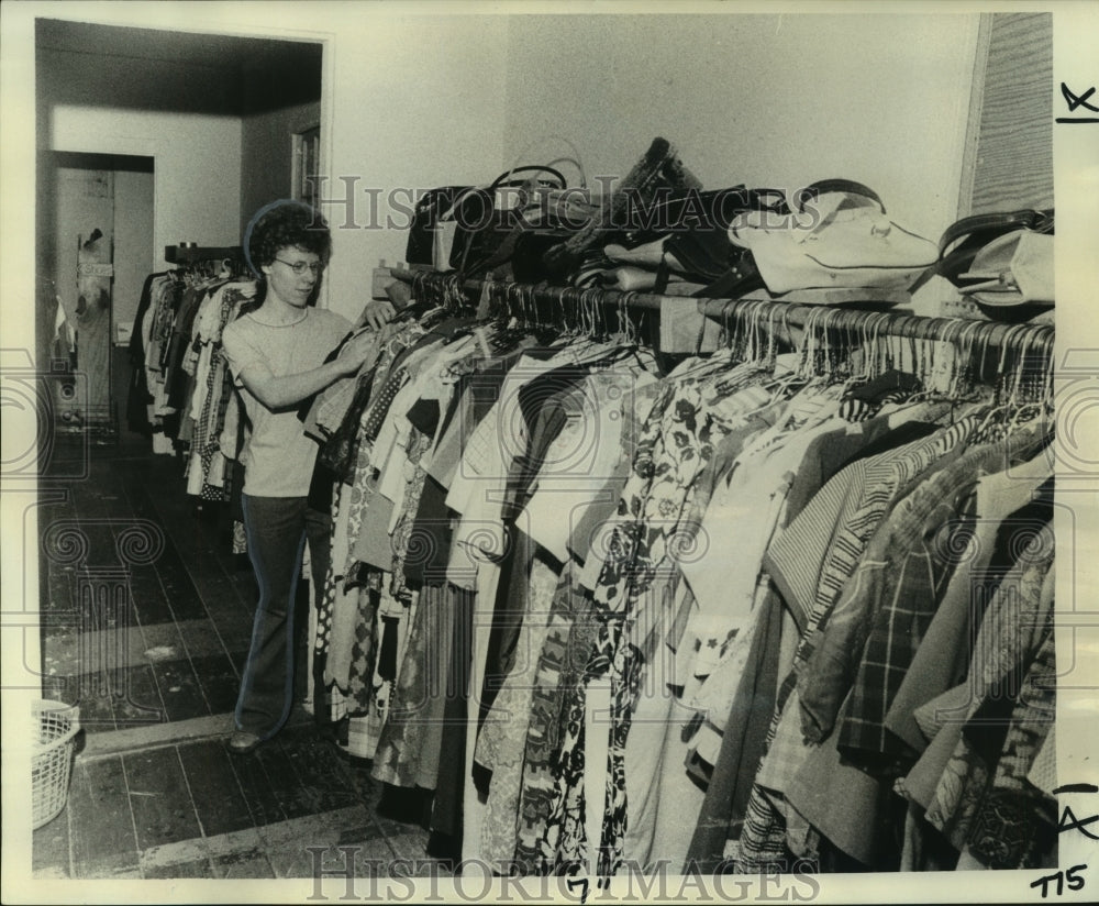 1976 Press Photo Sue Laporte Checks Stock in the Women&#39;s Clothing Room- Historic Images