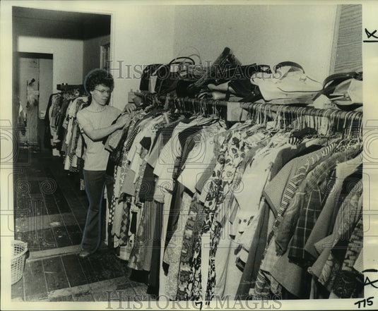 1976 Press Photo Sue Laporte Checks Stock in the Women's Clothing Room- Historic Images