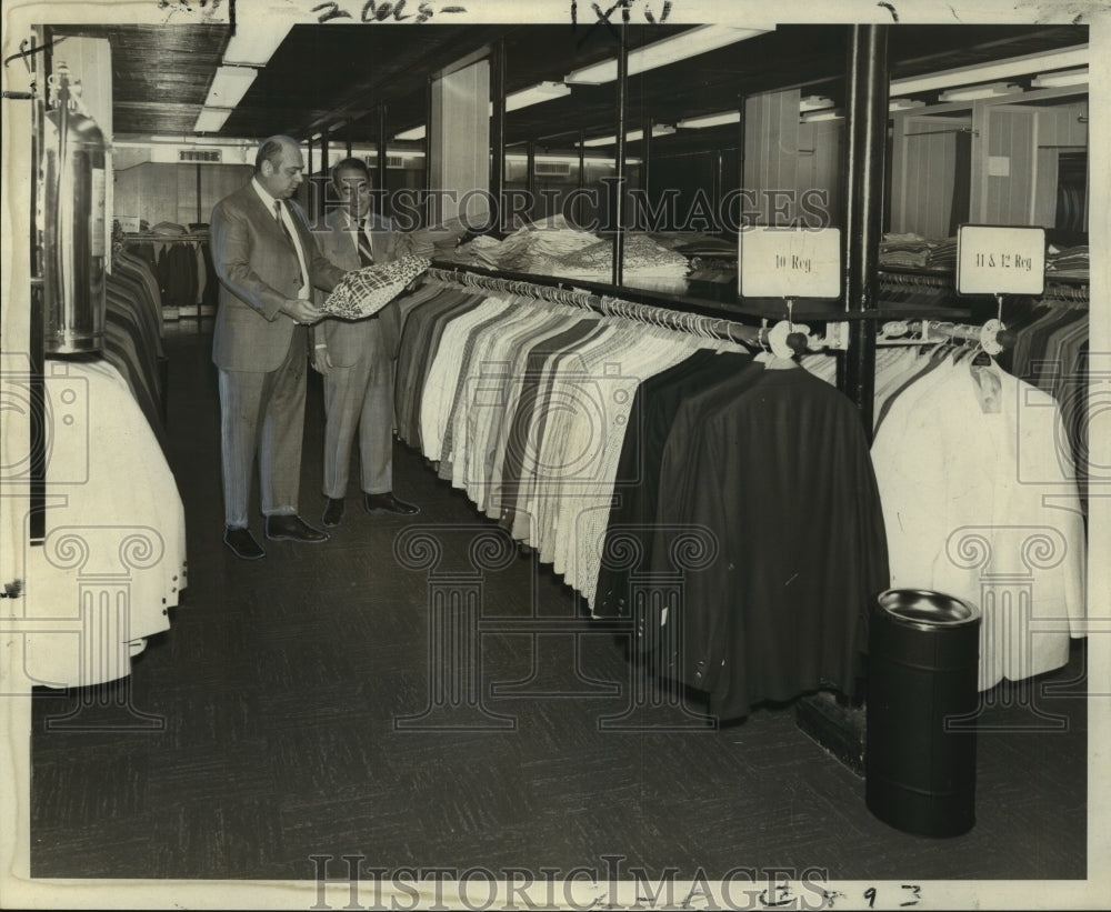 1970 Press Photo Sol Joseph and Jesse Rosenfeld Shop at the Clothing Showroom