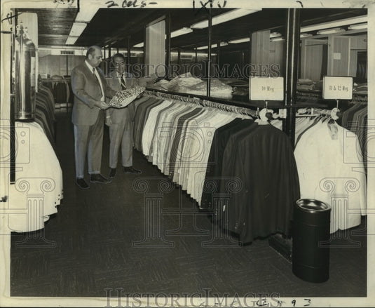 1970 Press Photo Sol Joseph and Jesse Rosenfeld Shop at the Clothing Showroom