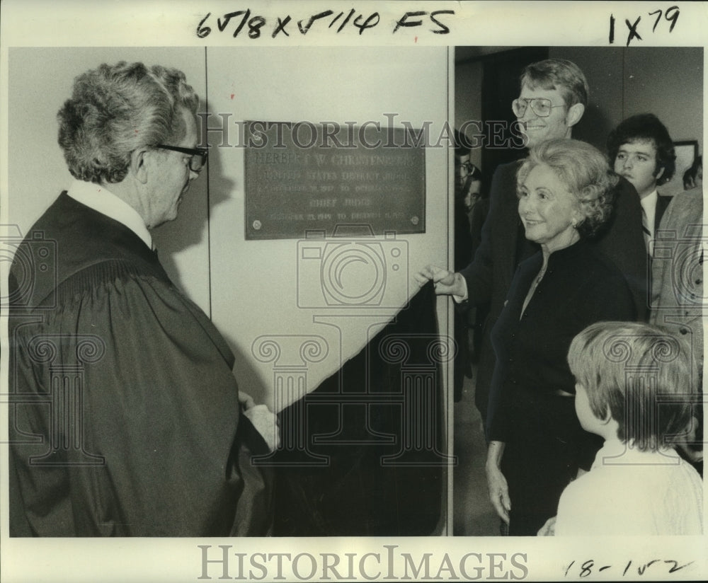 1978 Press Photo Delegates unveil plaque honoring Judge Herbert Christenberry- Historic Images