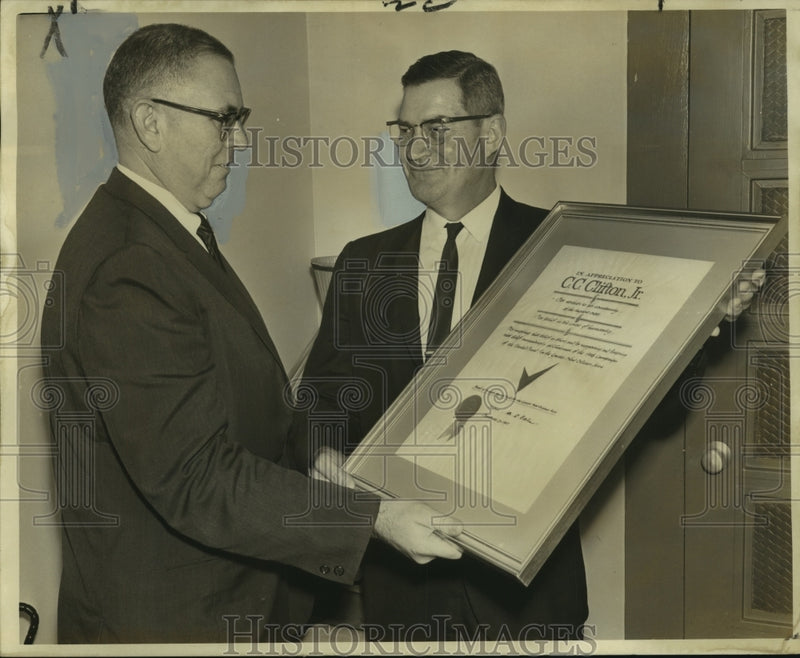 Load image into Gallery viewer, 1967 Press Photo United Fund delegates C.C. Clifton Jr. and A.B. Patterson
