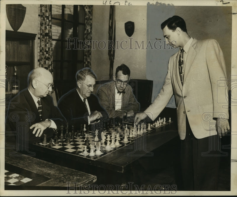 Load image into Gallery viewer, 1954 Press Photo A.L. M'Auley of New Orleans Chess Club plays with three members
