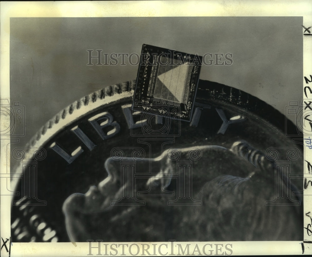 1974 Press Photo Coins-edge of dime &amp; large scale integrated circuit chip - Historic Images