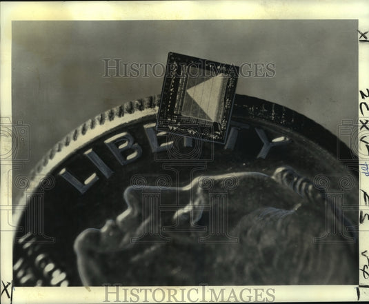 1974 Press Photo Coins-edge of dime & large scale integrated circuit chip - Historic Images