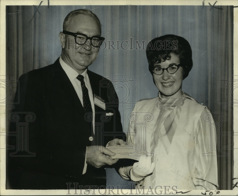 Load image into Gallery viewer, 1963 Press Photo Carolyn Anne Cole, American Citizenship essay contest winner

