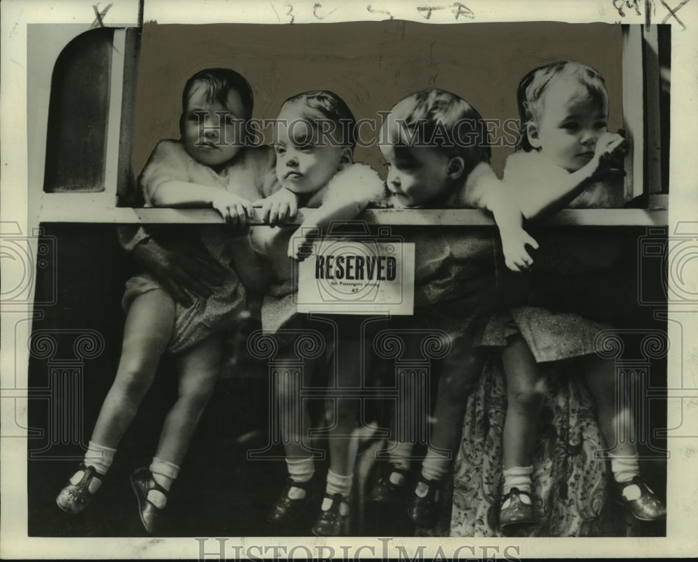 1952 Press Photo Coles quadruplets on train headed for vacation - noo06010