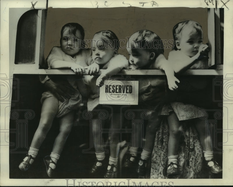 Load image into Gallery viewer, 1952 Press Photo Coles quadruplets on train headed for vacation - noo06010
