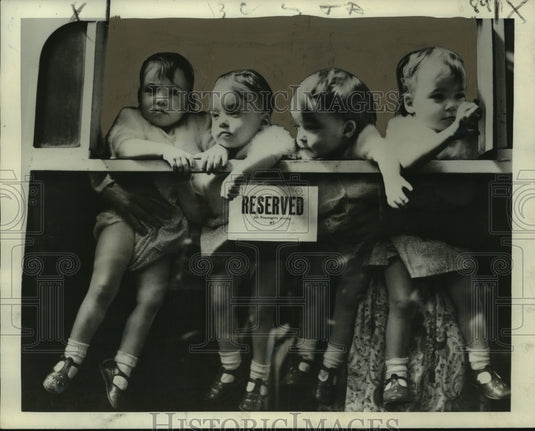 1952 Press Photo Coles quadruplets on train headed for vacation - noo06010