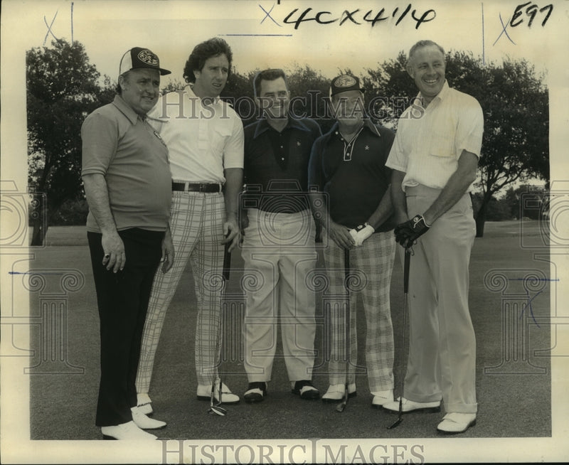 Load image into Gallery viewer, 1974 Press Photo John Cieutat at Saints and Sinners Grid Club Golf Tournament

