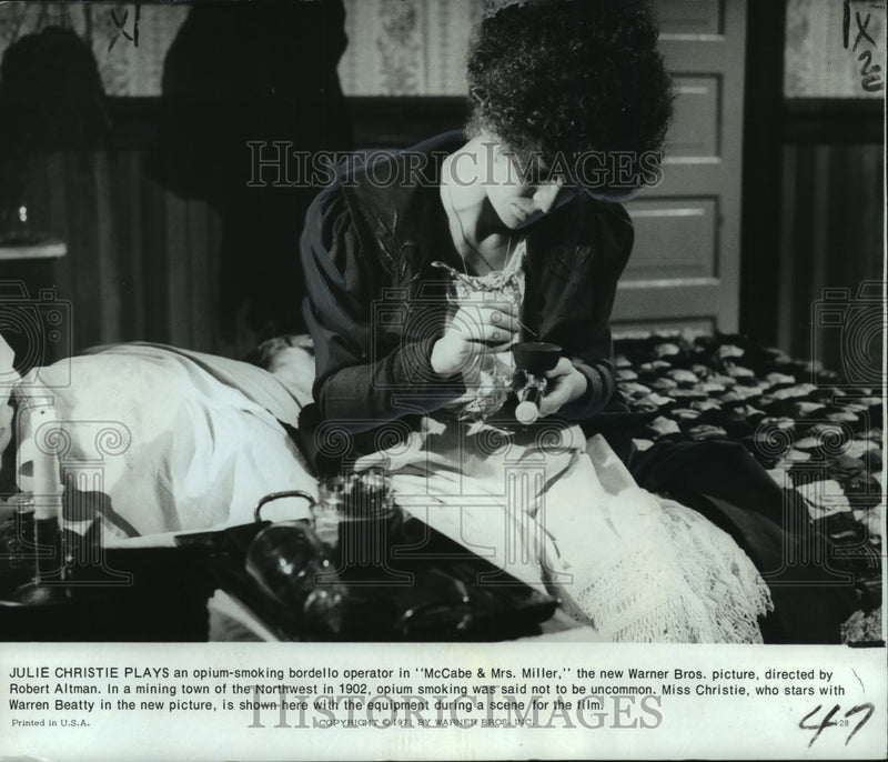 Load image into Gallery viewer, 1971 Press Photo Actress Julie Christie in Joy Theater's "McCabe &amp; Mrs. Miller"
