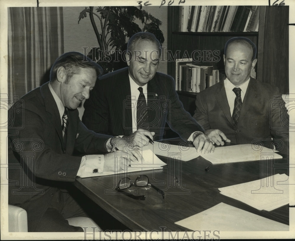 1972 Press Photo Delegates sign contract for construction of LASH barges- Historic Images