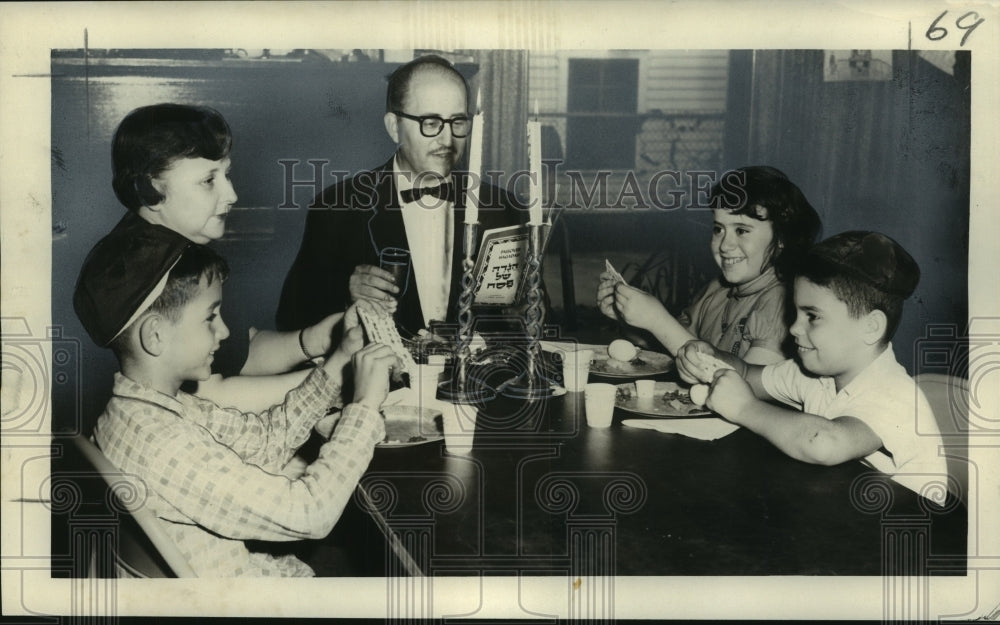1958 Press Photo Group from Communal Hebrew School demonstrates Passover meal