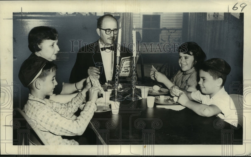 Load image into Gallery viewer, 1958 Press Photo Group from Communal Hebrew School demonstrates Passover meal
