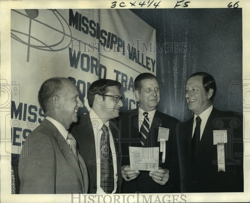 1974 Press Photo Edward Cook &amp; delegates at Mississippi Valley Trade conference- Historic Images