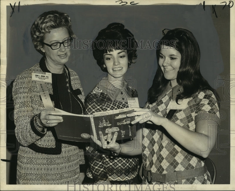 Load image into Gallery viewer, 1972 Press Photo American Dietitians Association members at convention
