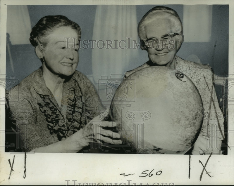 Load image into Gallery viewer, 1963 Press Photo Mrs. Hattie Cooper &amp; Mrs. Orena Herd, Gordon Cooper's family

