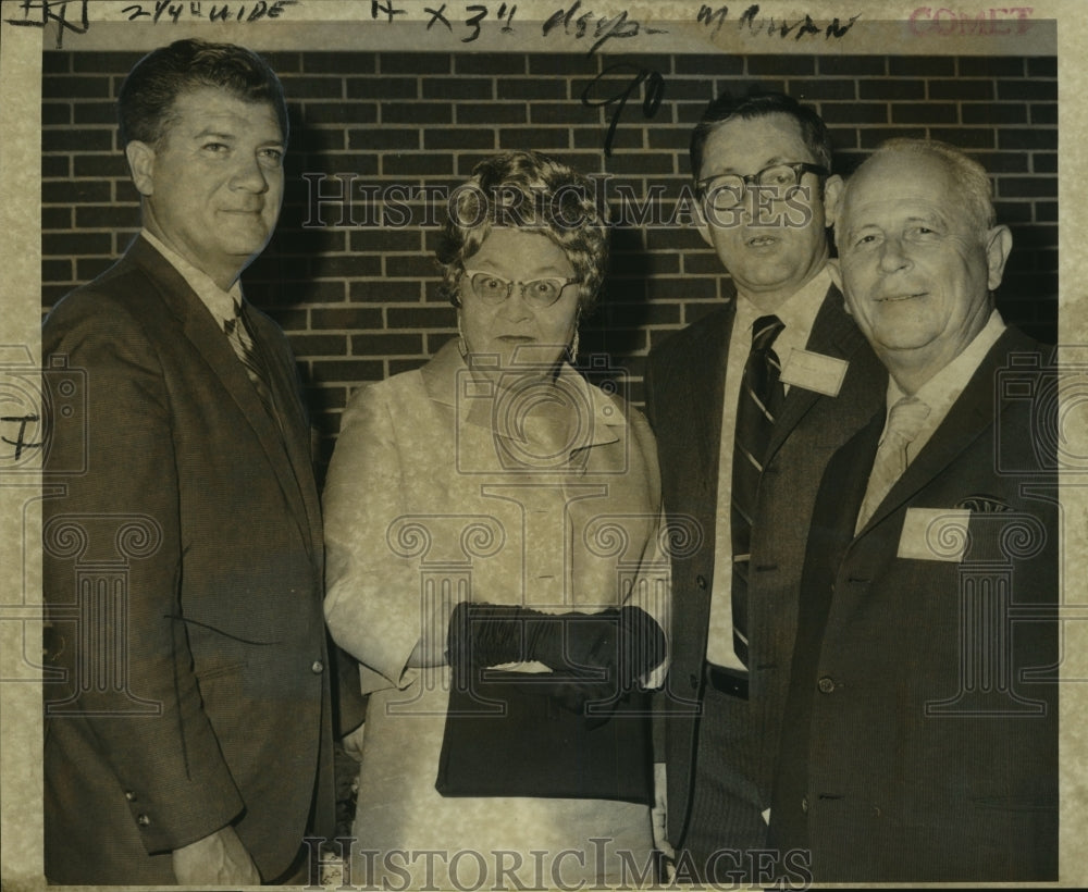 1970 Press Photo New School Lawrence D. Crocker delegates during dedication- Historic Images