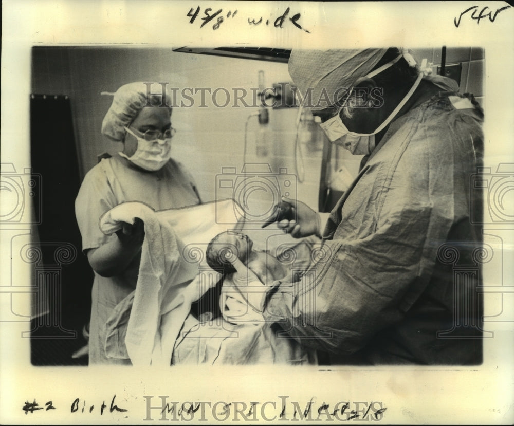 1976 Press Photo Doctor Adminsters Silver Nitrate Eyedrops to Newborn Baby