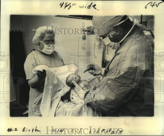1976 Press Photo Doctor Adminsters Silver Nitrate Eyedrops to Newborn Baby