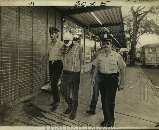 1974 Press Photo Dwight Consee, Alleged Armed Robber with Police Officers- Historic Images