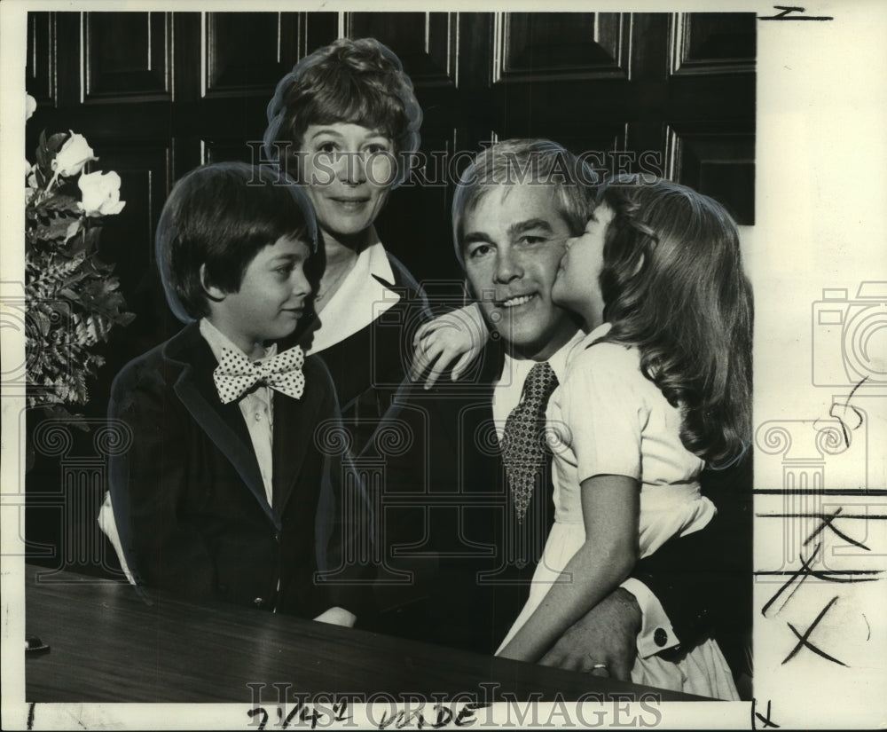 1974 Press Photo District Attorney Harry Connick with Wife Anita and Children- Historic Images