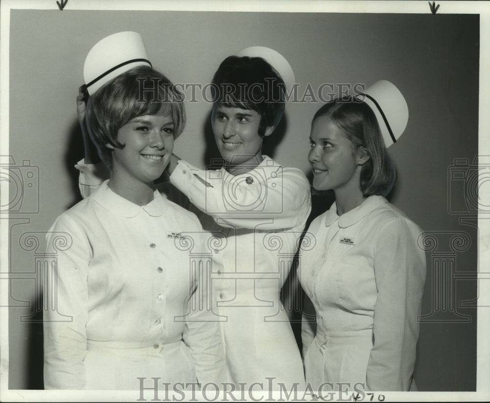 1970 Press Photo Loyola Dental Hygiene Students Receive Caps, New Orleans- Historic Images