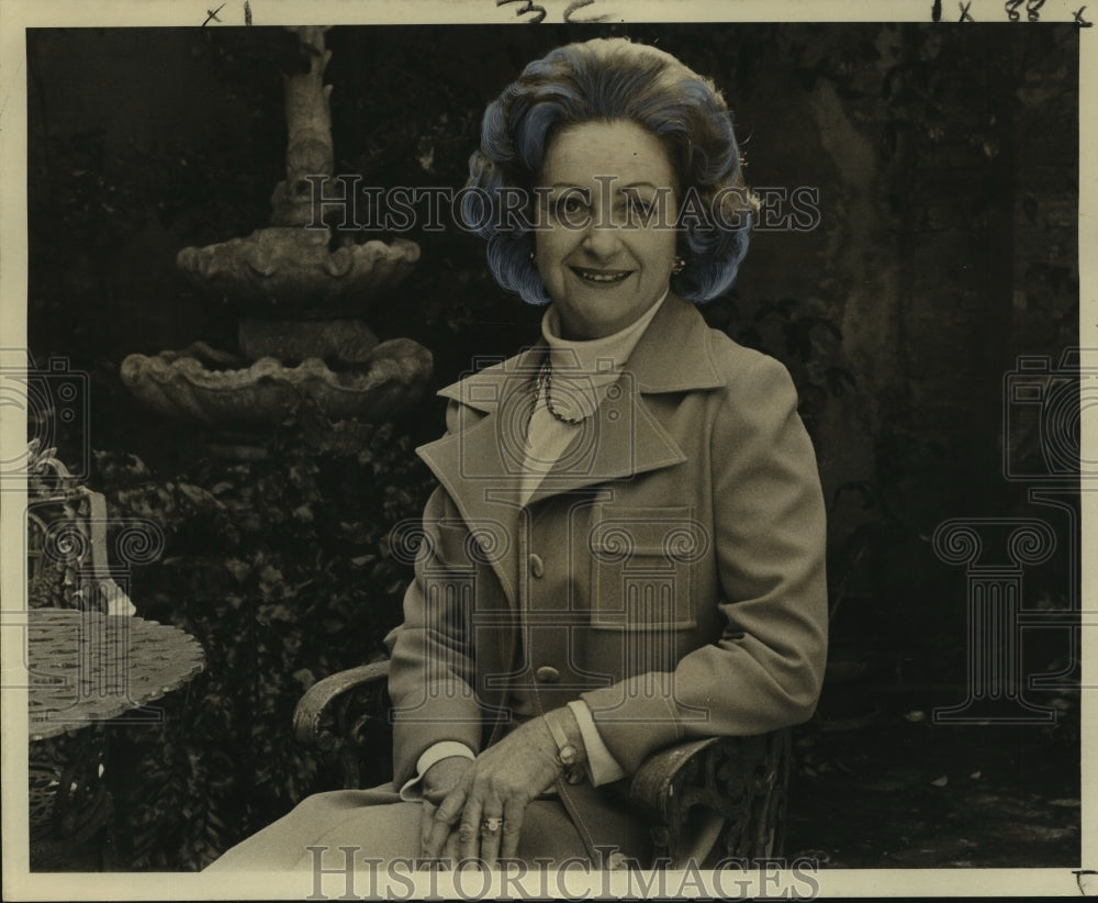 1975 Press Photo Mrs. Shirl Cieutat pictured on patio of her Vieux Carre home- Historic Images