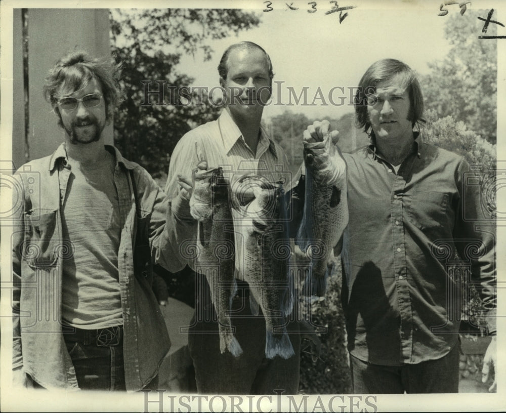 1973 Press Photo Fishing rodeo winners held their captured fish- Historic Images