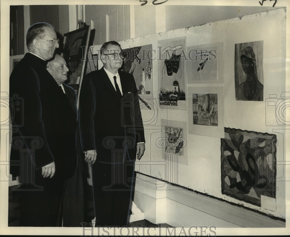 1965 Press Photo Cultural Attractions Fund delegates admire children's art work