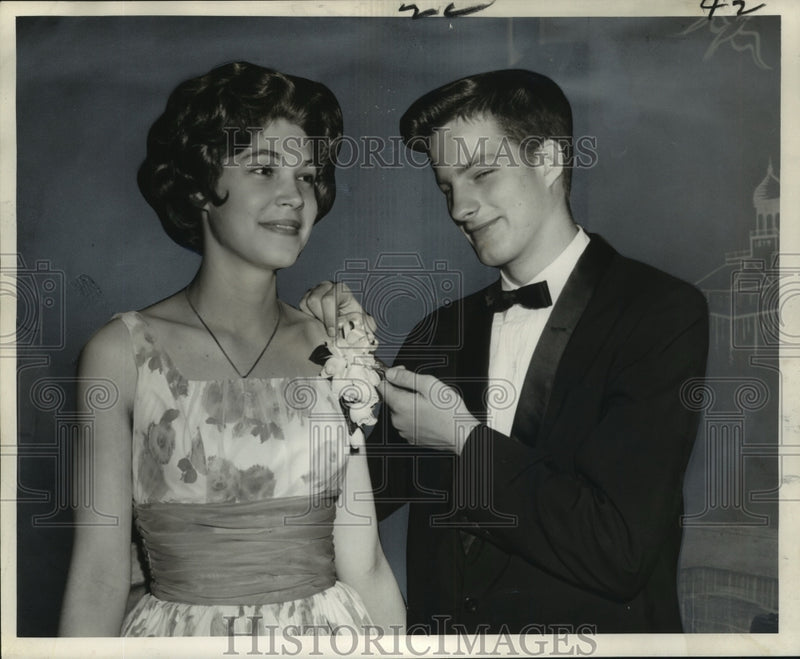 Load image into Gallery viewer, 1962 Press Photo Miss Elizabeth Dahlman &amp; Randolph Brehm at Southern Yacht Club
