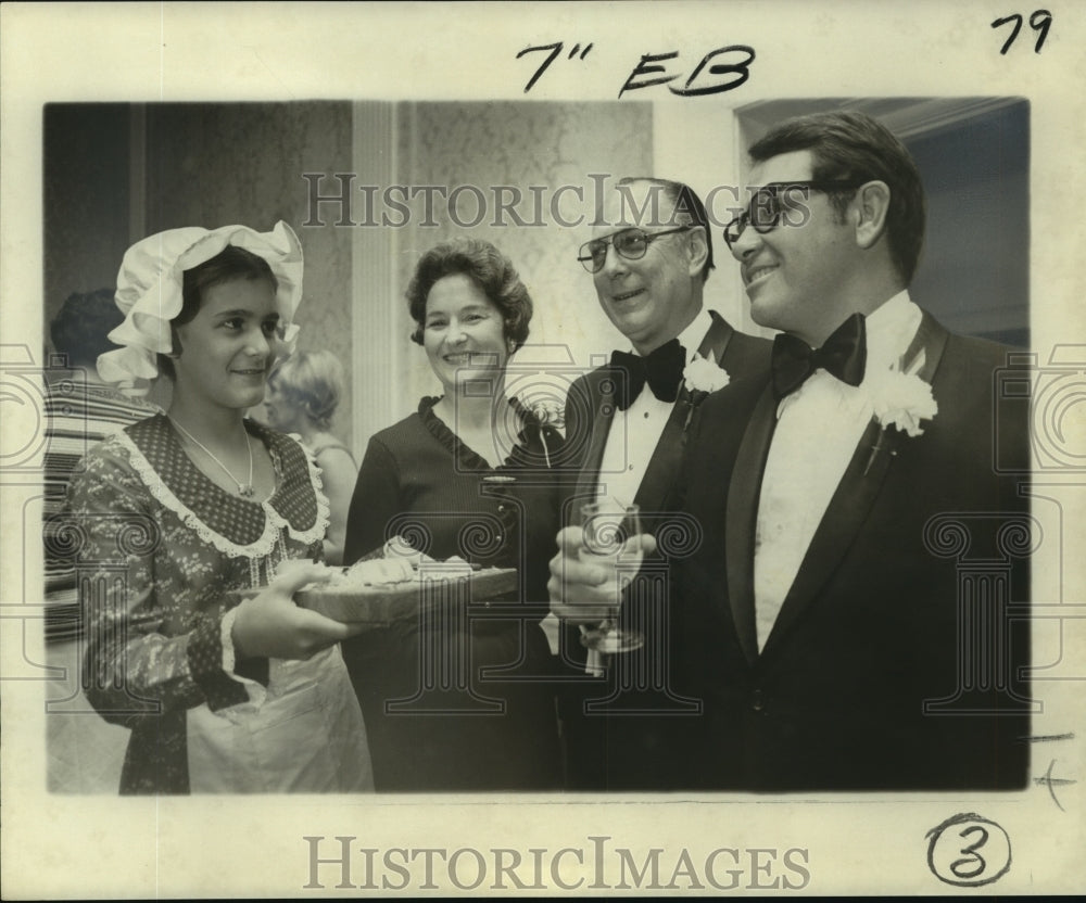 1976 Press Photo Elizabeth Dabazies Serves Guests at Party - noo06484