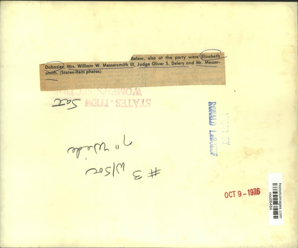 1976 Press Photo Elizabeth Dabazies Serves Guests at Party - noo06484