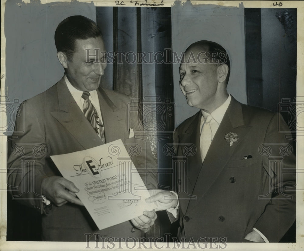 1952 Press Photo United Fund award given to Woolworth Company branch.