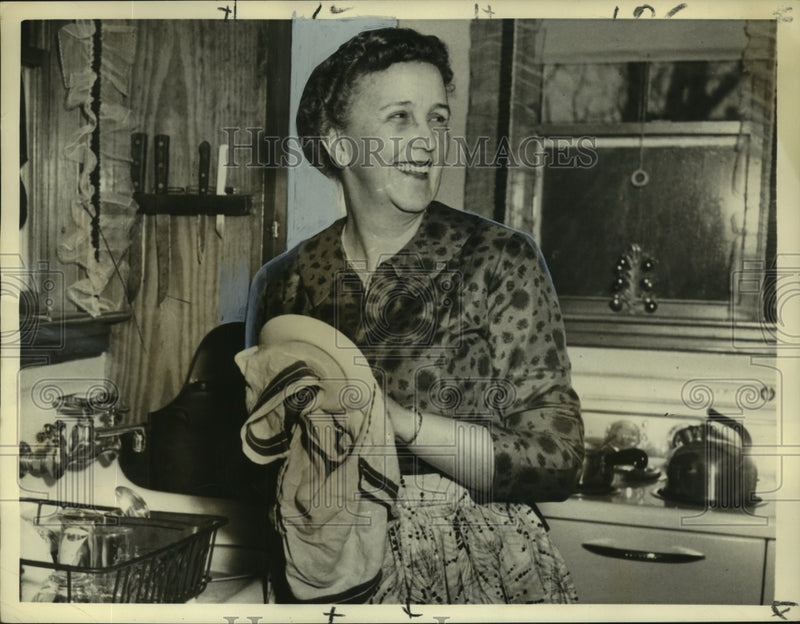 Load image into Gallery viewer, 1959 Press Photo Gloucester mayor, Mrs. Beatrice K.Corliss does house chores
