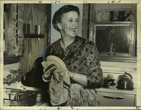 1959 Press Photo Gloucester mayor, Mrs. Beatrice K.Corliss does house chores