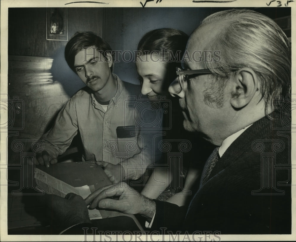 1975 Press Photo New Orleans couple planning wedding with Rev. Albert D&#39;Orlando- Historic Images