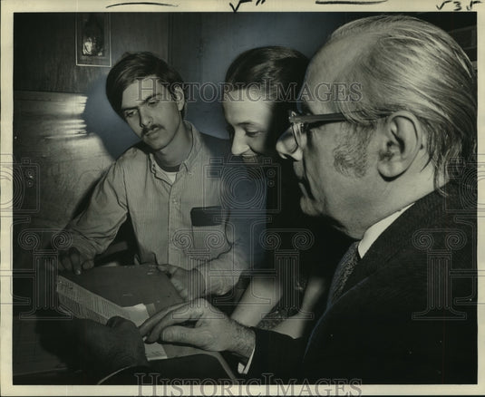 1975 Press Photo New Orleans couple planning wedding with Rev. Albert D'Orlando- Historic Images