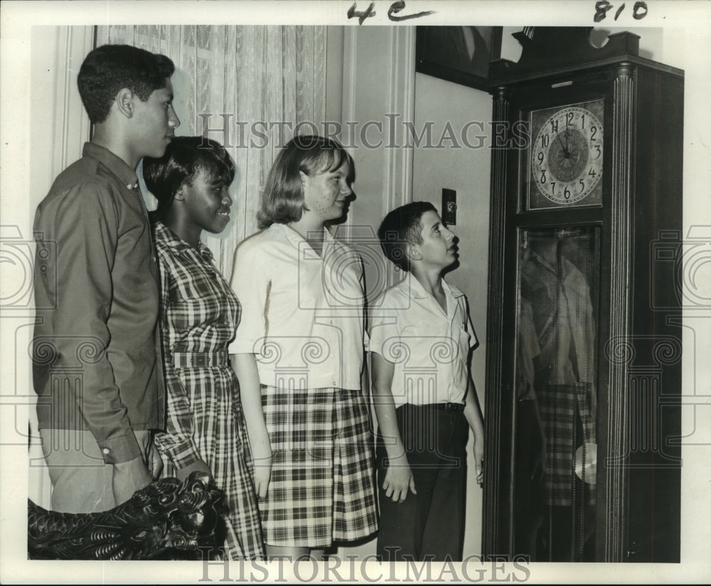 1967 Press Photo S.J..Peters Students Watch Clock, Ponder Curfew, New Orleans