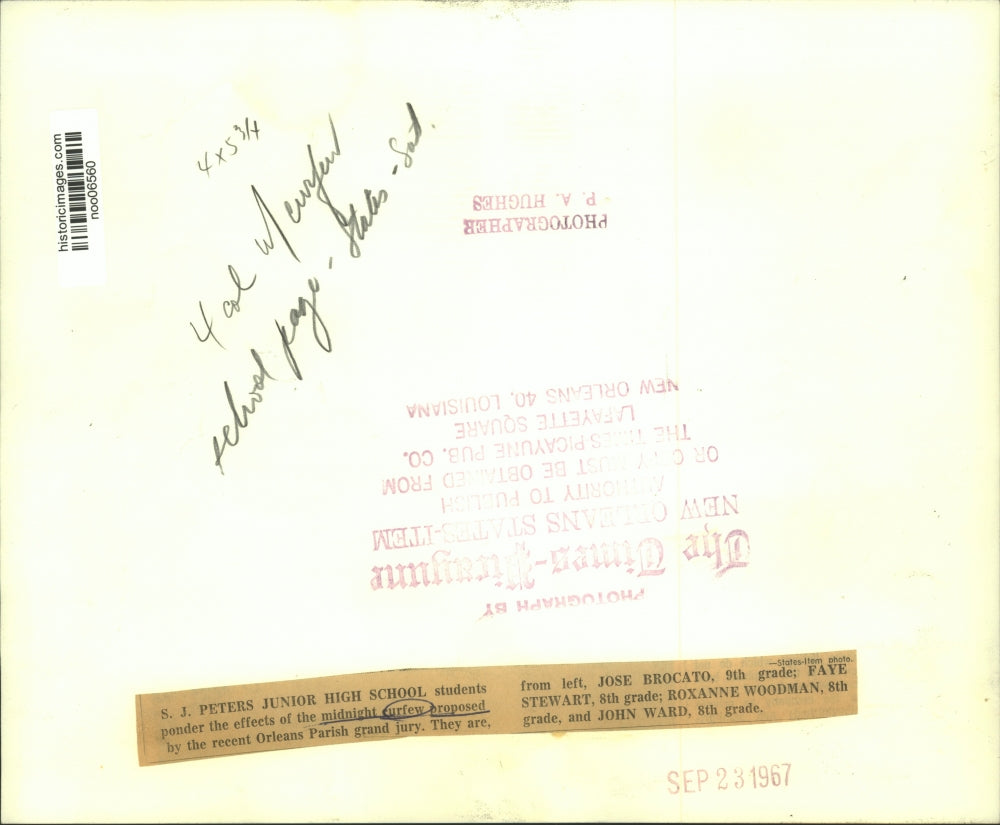 1967 Press Photo S.J..Peters Students Watch Clock, Ponder Curfew, New Orleans